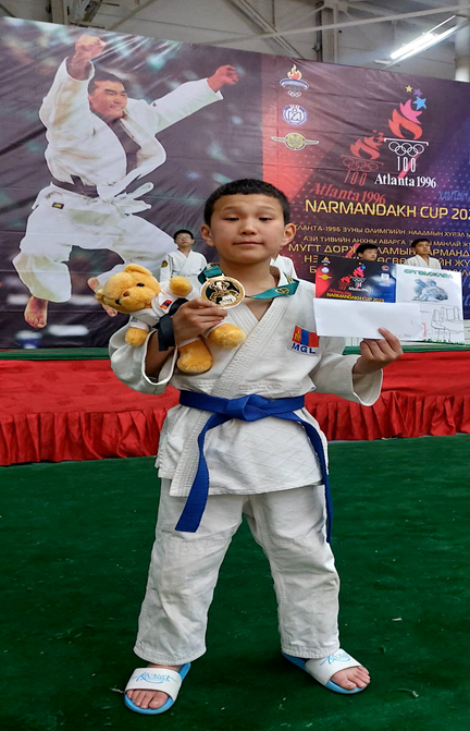 You are currently viewing Эрдэнэт хотод зохиогдсон NARMADAKH CUP 2023 өсвөрийн жүдо бөхийн олон хотын тэмцээнд 6д ангийн сурагч Т.Азжаргал амжилттай барилдаж алтан медаль