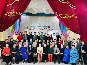 Read more about the article Сургуулийнхаа ахмад буурлуудыг хүлээн авч хүндэтгэл үзүүллээ.