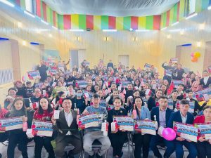 Read more about the article БАГШ АЖИЛЧДАДАА ГАРЫН БЭЛЭГ ӨГЛӨӨ.