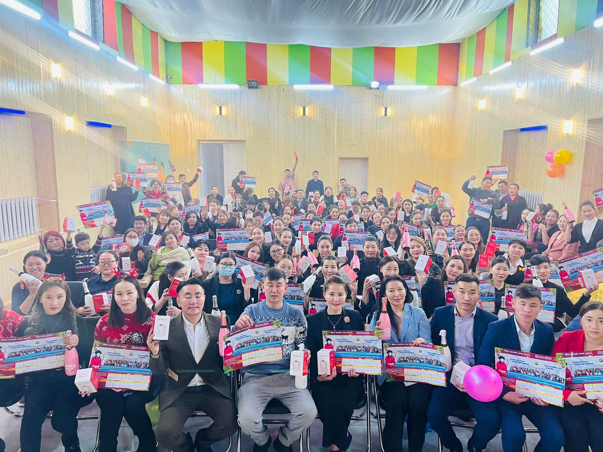 You are currently viewing БАГШ АЖИЛЧДАДАА ГАРЫН БЭЛЭГ ӨГЛӨӨ.