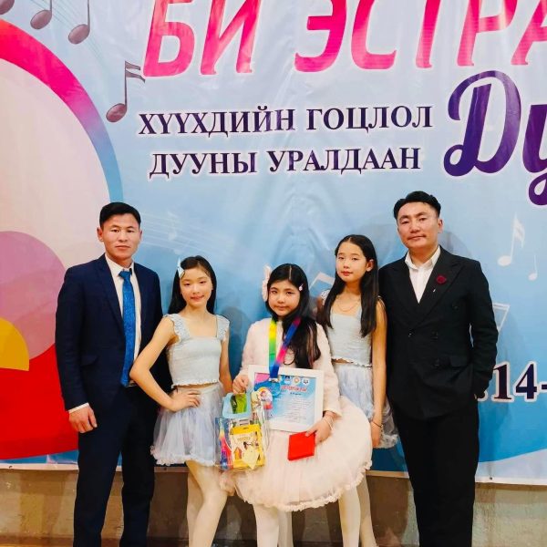 СХД-н Ерөнхий Боловсролын Сургуулиудын дунд зохион байгуулагдсан “Би Эстрадын Дуучин-2024” хүүхдийн гоцлол дууны уралдаанд амжилттай оролцлоо.