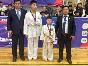 Read more about the article Олон улсын таеквондогийн Монголын холбоо Монгол улсын аварга шалгаруулах 29 дэх удаагийн тэмцээнд 3в ангийн сурагч Д.Билгүүнтөгс тусгай ( түль) – н төрлөөр алтан медаль хүртлээ. Баяр хүргэж амжилт хүсье.