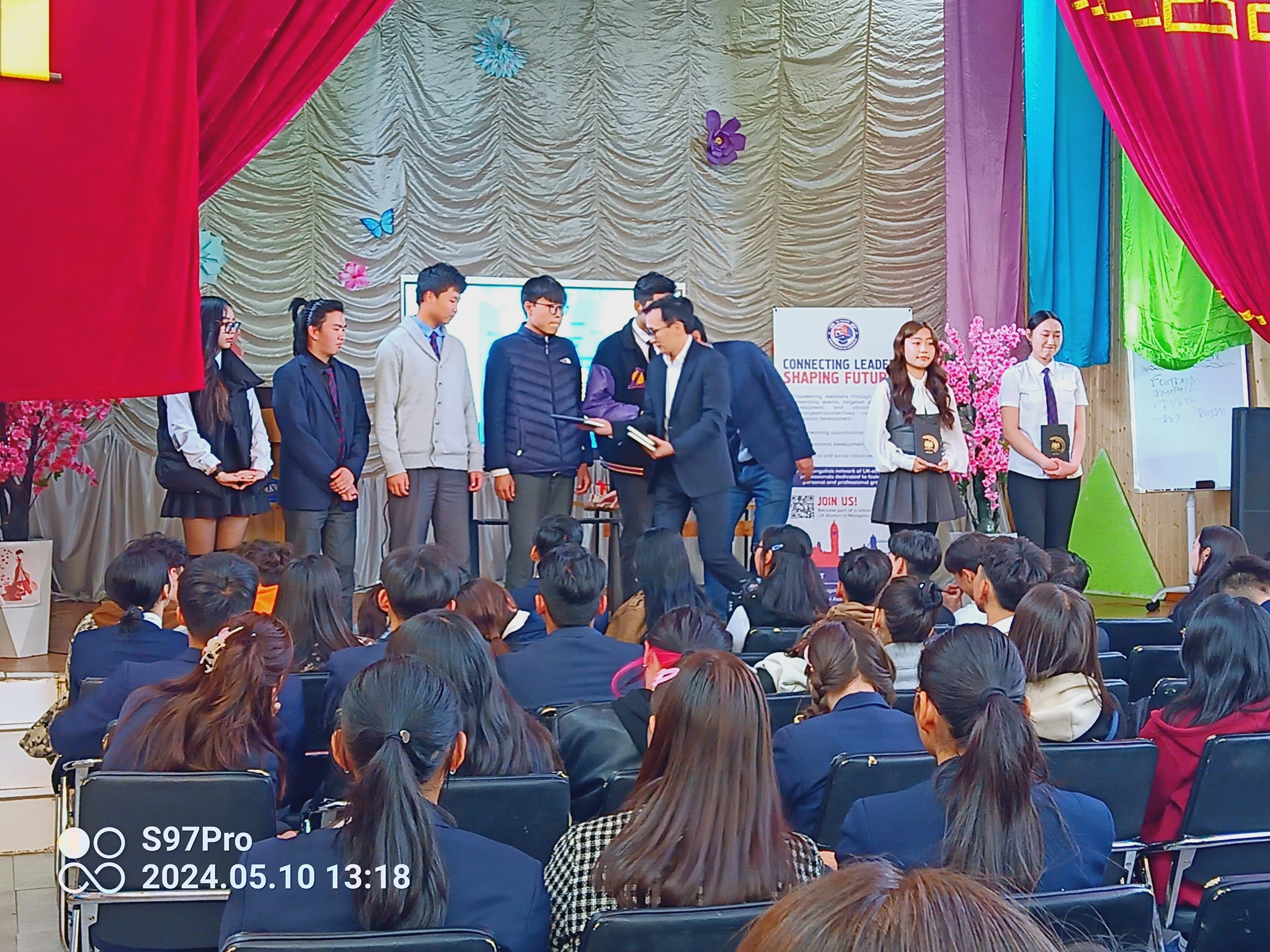 You are currently viewing “ИХ БРИТАНИ УЛСАД ТӨГСӨГЧДИЙН ХОЛБОО”-оос 11, 12-р ангийн сурагчдад гадаадад хэрхэн тэтгэлэгт хамрагдан суралцах талаар зөвлөгөө мэдээлэл өглөө.