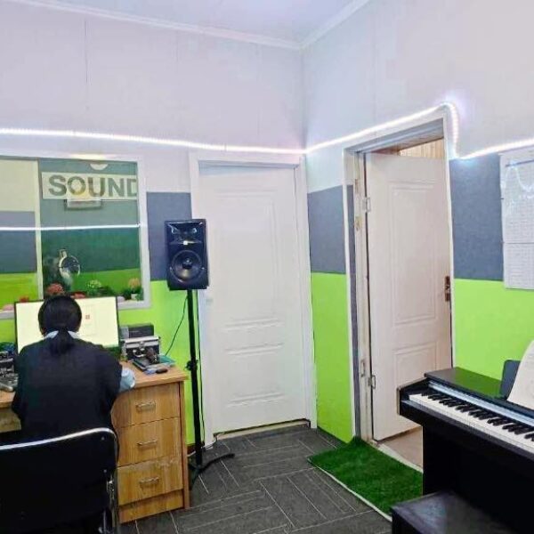 Хоолой бичлэгийн “9 sound” студитэй боллоо.