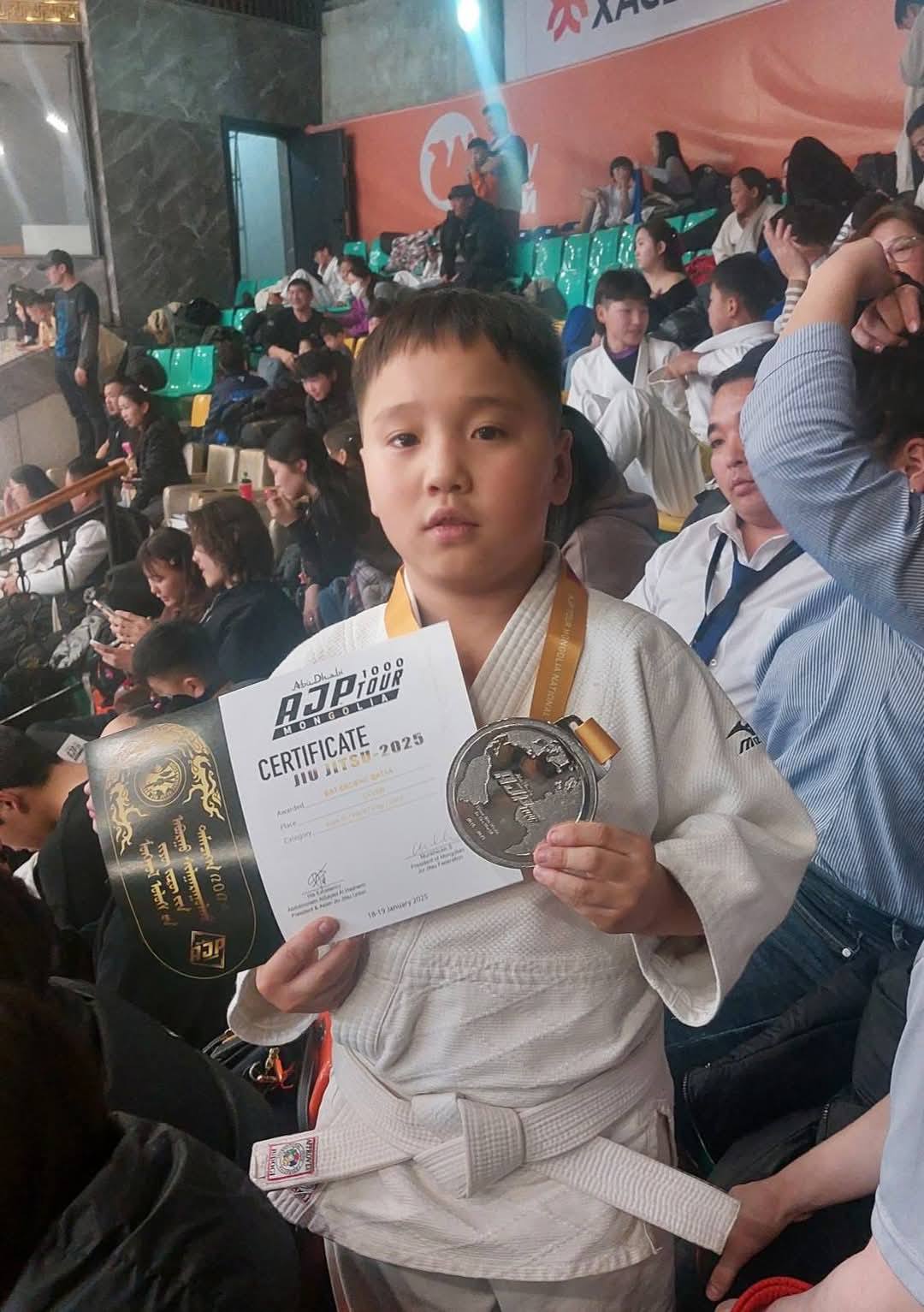 You are currently viewing 4Б ангийн сурагч Бат-Эрдэнэ мөнгөн медаль хүртлээ.