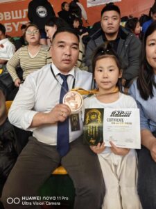 Read more about the article 2В ангийн бяцхан шавь Э.ХҮСЛЭН хүрэл мeдаль хүртлээ.