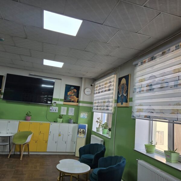 Хичээлийн 1 дүгээр байрны 1, 3 давхрын нийтийн эзэмшлийн талбайн цонхнуудыг хөшигжүүллээ.