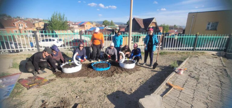 Сургуулийн гадна талбайн тохижилт хийгдэж байна.